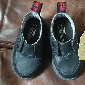 Tom's toddler boys size 4 tiny chukka dress shoes